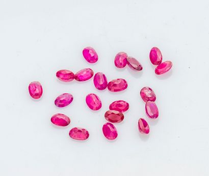 null Set of 20 oval rubies of about 0.51 carat each, some faceted, others cabochons.

Weight:...