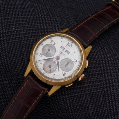 FRAMONT, vers 1950 Chronographe classique en métal doré à poussoirs rectangulaires...