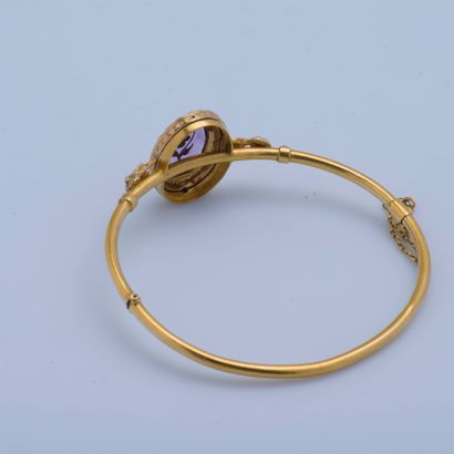 null Bracelet jonc en or jaune 18 carats (750 millièmes) orné d'une améthyste sertie...
