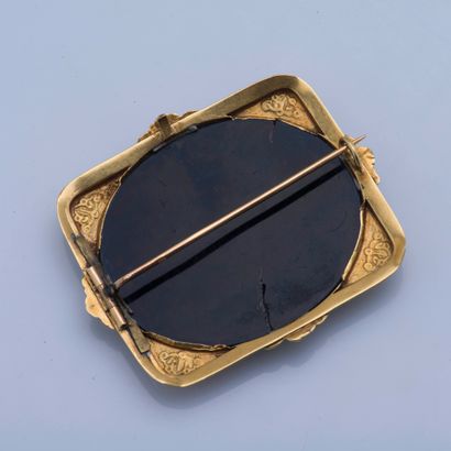 null Broche en or jaune 18 carats (750 millièmes) ornée d'un médaillon ovale d'obsidienne...