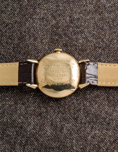 HAMILTON, vers 1970 Montre bracelet en métal plaqué or, le cadran orné de 8 symboles...