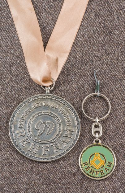 null Lot comprenant une médaille argentée REFRAM COTONOU 7889, un porte clé gravé...