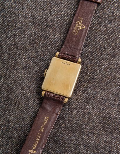 PAUL BREGUETTE, vers 1960 Montre bracelet en métal doré, le cadran crème avec l’équerre...