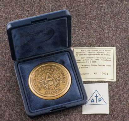 null Médaille en bronze doré réalisée pour les 50 ans de la Grande Loge Féminine...
