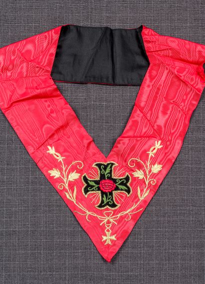 null Sautoir de Chevalier Rose Croix de couleur rouge avec motif de la Croix noire...