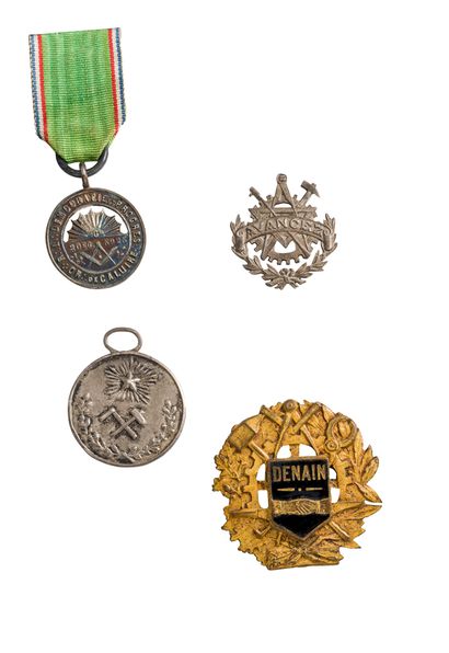null Lot de quatre petites médailles comprenant : Orient de Caluire, Démocratie et...