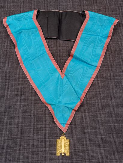 null 
Collier d’officier en soie bleue et métal doré d’orateur

Longueur : 64 cm...