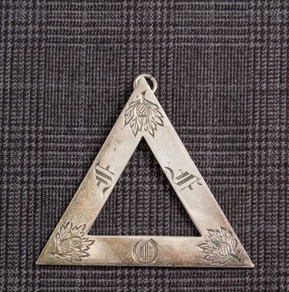 null Bijou triangulaire, offert par une loge Écossaise, F.J.O en argent (950 millièmes)....