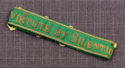 null Brassard vert en soie portant l’inscription «Virtute et Silentio»

Longueur...