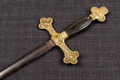 null Épée maçonnique, pommeau tréflé en corne formant une croix tréflés aux extrémités...