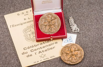 null Lot comprenant :

 – deux médailles en bronze florentin fabriquées par la société...