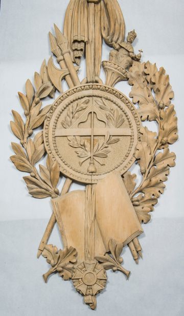 null Rare grand panneau franc-maçonnique en tilleul sculpté, à décor de symboles...