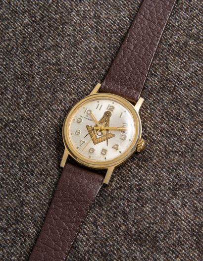 PAUL PORTINOUX, vers 1970 Montre bracelet, boîtier en métal doré, cadran avec chiffres...