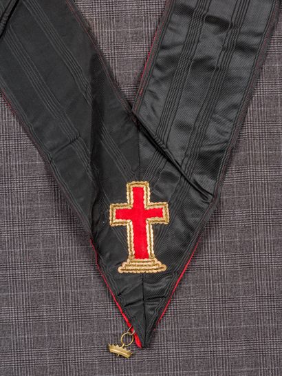 null Collier en soie de couleur rouge brodée de fils d’or avec une croix et une couronne...