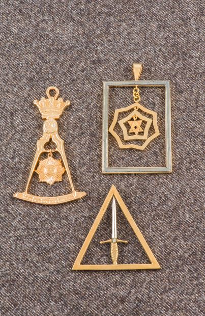 null Lot de 3 pendentifs en métal doré provenant d’un sautoir d’officier