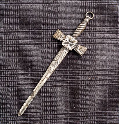 null Bijou de tuileur en métal argenté formant une épée

Hauteur : 12 cm