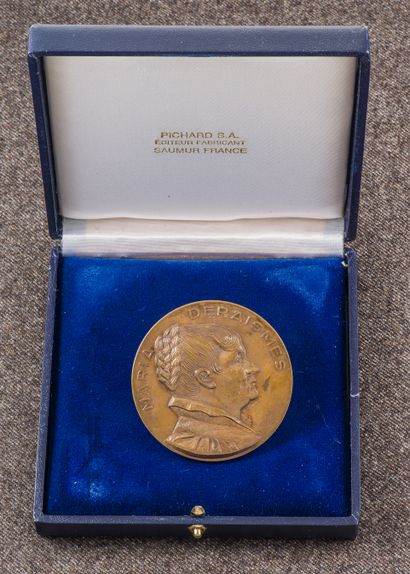null Médaille en bronze avec portrait de MARIA DERAISMES Fondatrice du DH (Droit...
