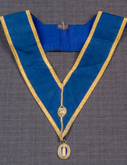 null Collier «Somerset Shire» de couleur bleu et doré avec bijou en métal doré émaillé...