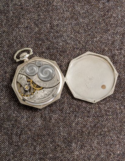 ELGIN Montre de poche octogonale en métal argenté à décor ciselé et guilloché. Le...