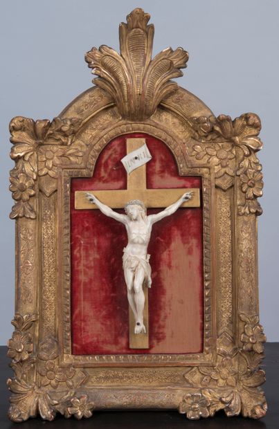 null Christ en os sculpté dans un encadrement en bois doré sculpté

XVIIIème siècle...