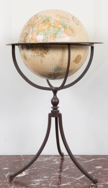 null Globe terrestre, piétement tripode en fer 

H. 95 ; Diam. 59 cm