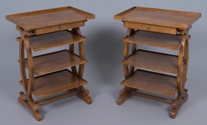 null Paire de tables d'appoint en bois naturel ouvrant par un tiroir et présentant...