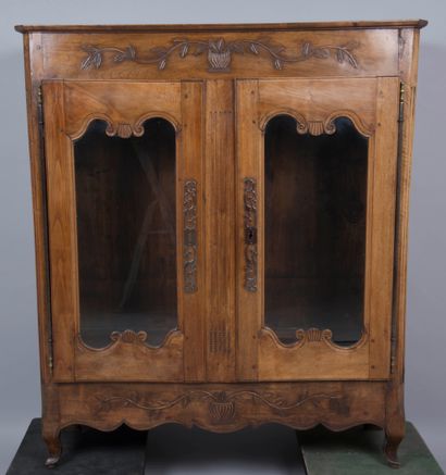 null Petite armoire en bois naturel mouluré et sculpté ouvrant à deux portes vitrées

Travail...