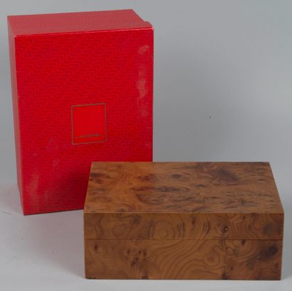 LANCEL boîte à cigare en bois de placage 

Avec sa boîte d'origine 

9,5 x 25,5 x...