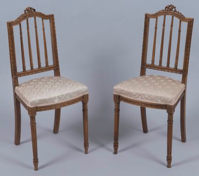 null Paire de chaises en bois naturel mouluré et sculpté, dossier ajouré, pieds avant...