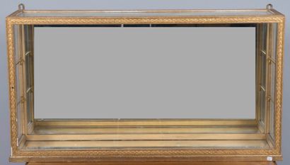 null Vitrine d'applique en bois doré

XIXème siècle

64 x 119 x 26 cm

(accidents...