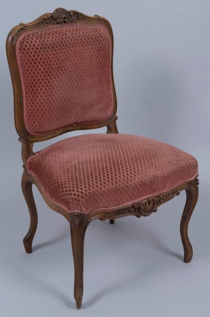 null Chaise en bois naturel mouluré et sculpté, pieds fuselés

Style Louis XV

91,5...