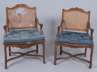 null Suite de deux fauteuils en bois naturel mouluré et sculpté à fond de canne (accidenté),...