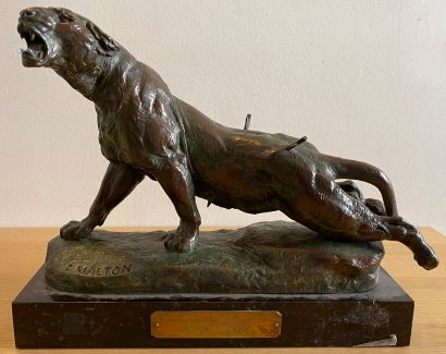D'après Charles VALTON (1851-1918), Lionne blessée

Epreuve en bronze signée sur...