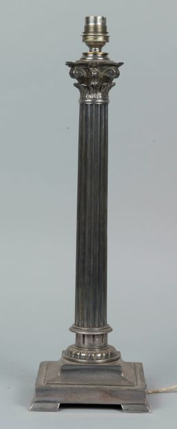 null Pied de lampe en métal argenté figurant une colonne grecque

H : 43 cm