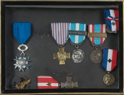 null Lot d'insignes et de décorations militaires comprenant : ordre du mérite, médailles...