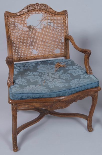 null Suite de deux fauteuils en bois naturel mouluré et sculpté à fond de canne (accidenté),...