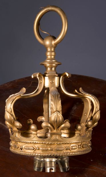 null Suspension en métal doré en forme de couronne royale 

H. 42 cm
