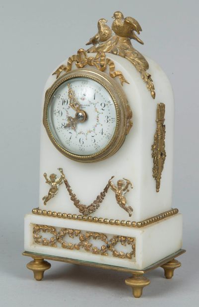 null Pendulette borne en marbre et bonze doré

Style Louis XVI

H : 16 cm