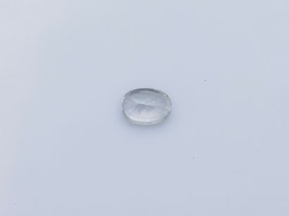 null Saphir sur papier de couleur bleu-ciel, de taille ovale, pesant 1,5 carat e...