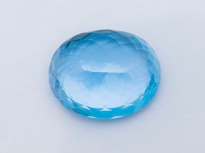 null Topaze bleue sur papier, de taille ovale pesant 73,4 carats environ.