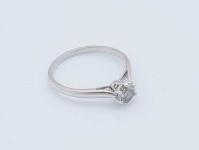 null Bague solitaire en or gris 18 carats (750 millièmes) orné d'un diamant de 0,48...