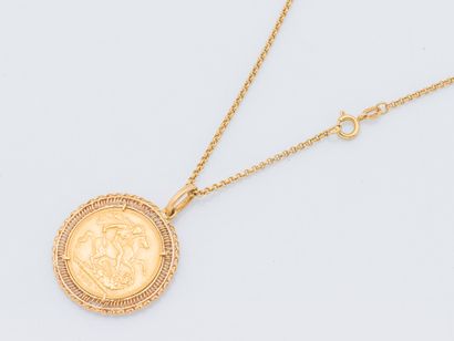 null Pendant and its chain in yellow gold 18 carats (750 thousandths) holding a sovereign...