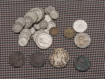 null Lot de pièces : 

- 1 sol Louis XVI 178?

- 5 Francs de l'an 7

- deux pièces...
