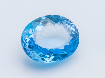 null Topaze bleue sur papier, de taille ovale pesant 73,4 carats environ.