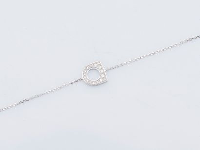 FRED Bracelet modèle étrier en or gris 18 carats (750 millièmes) serti d'un motif...