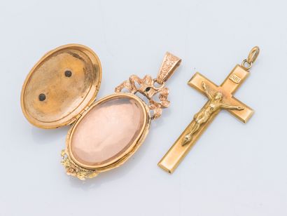 null Lot of two pendants including a cross in yellow gold 18 carats (750 thousandths)...