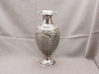 null Vase sur piédouche de forme balustre en argent (800 millièmes) ciselé de cartouches...