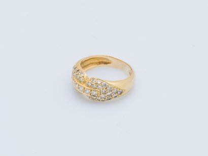 null Bague en or jaune 18 carats (750 millièmes) ornées de diamants dessinant un...