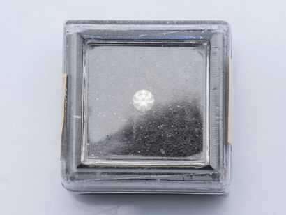 null Diamant rond sous scellé pesant 0,22 carat de couleur Off white, pureté I1 et...