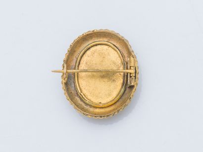 null Broche médaillon en or jaune 18 carats (750 millièmes) ornée d'une micro-mosaïque...